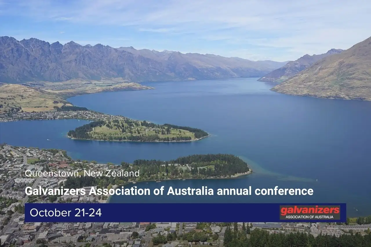 Panorama della Nuova Zelanda con scritta che annuncia la conferenza annuale dell'associazione della zincatura