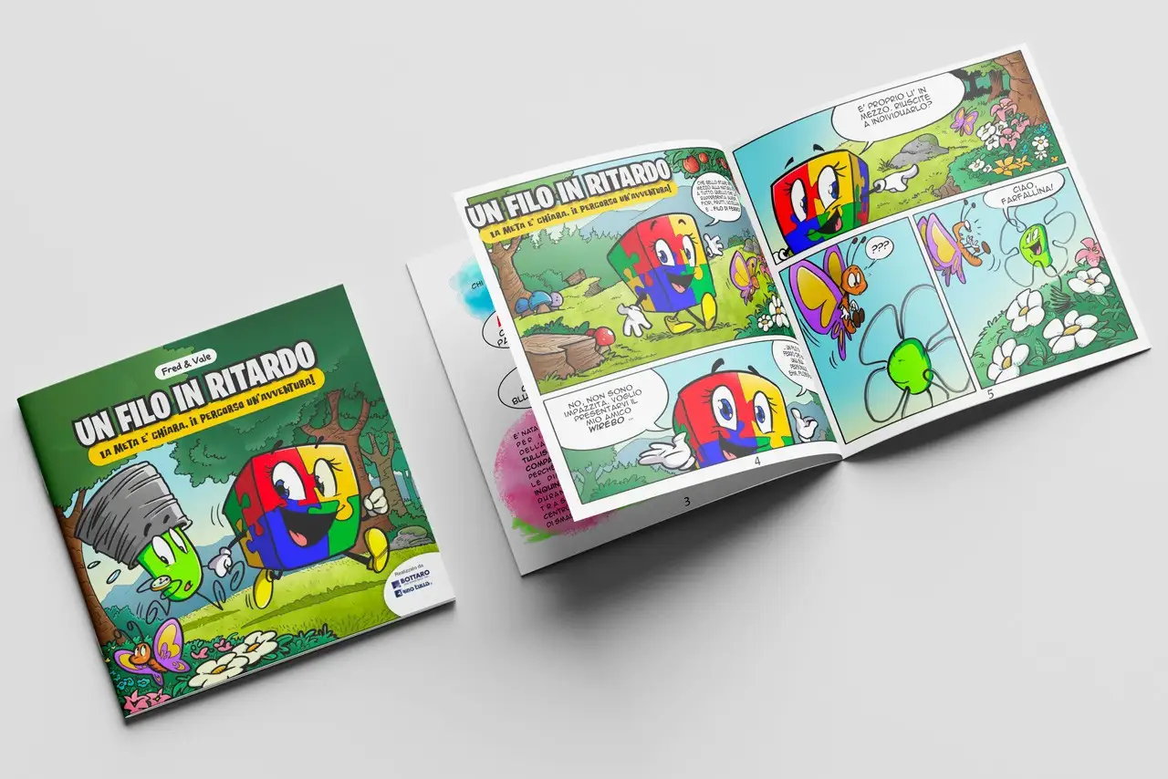 Fumetto aperto e chiuso appoggiato su tavolo